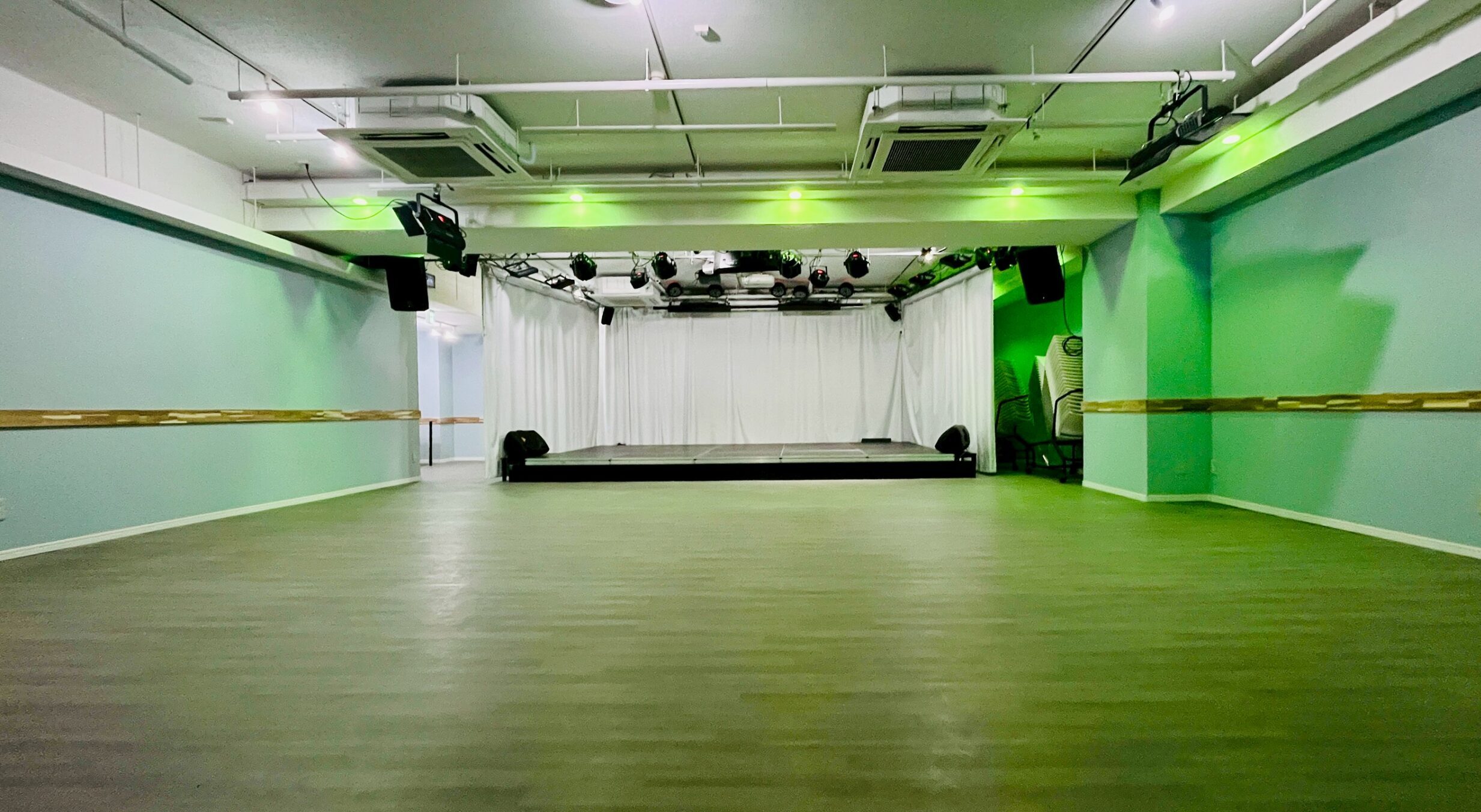 秋葉原ハンドレッド2 壁紙リニューアル後の会場全景 常設ステージ