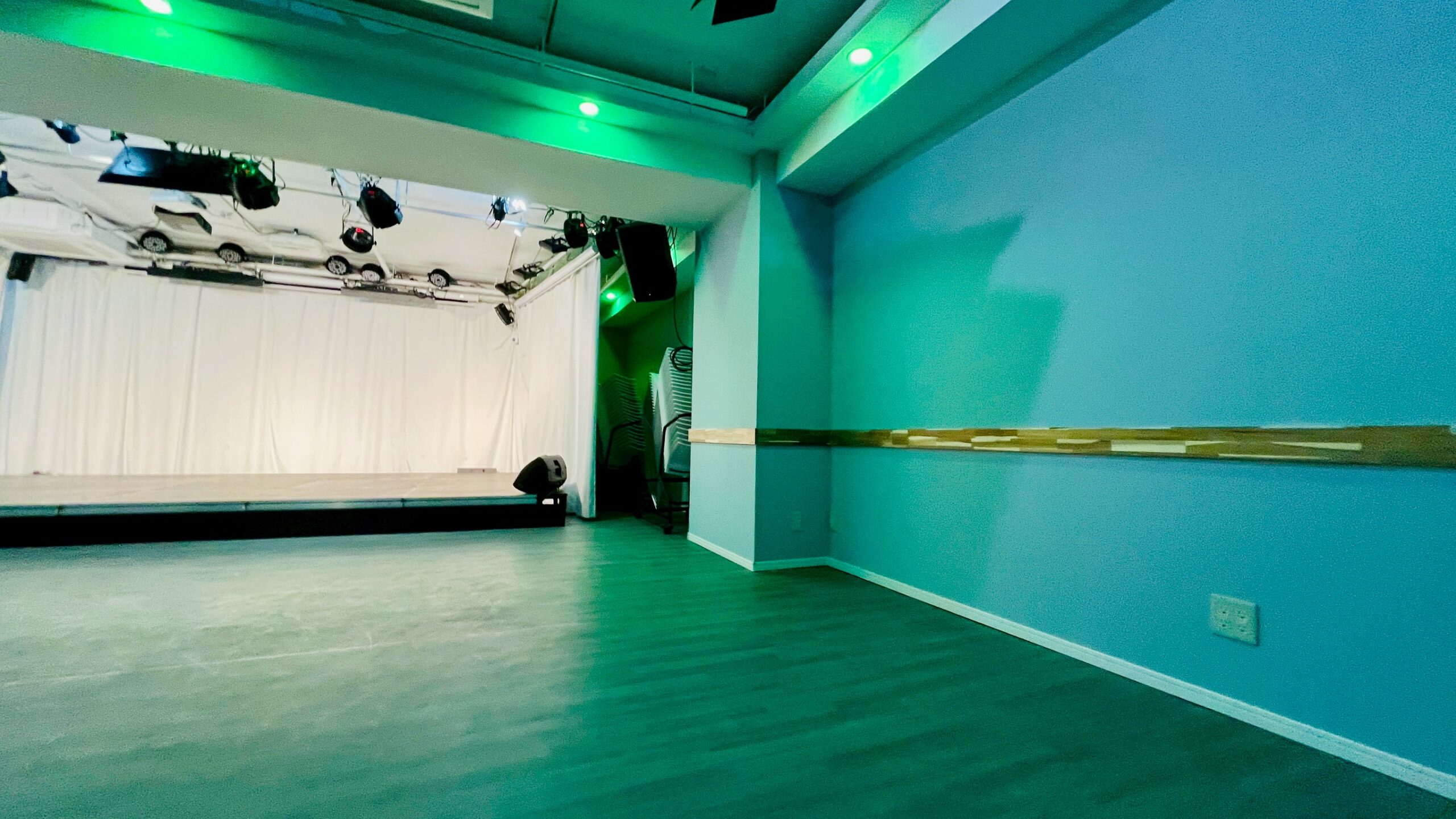 秋葉原ハンドレッド2 壁紙リニューアル キズ汚れに強い壁