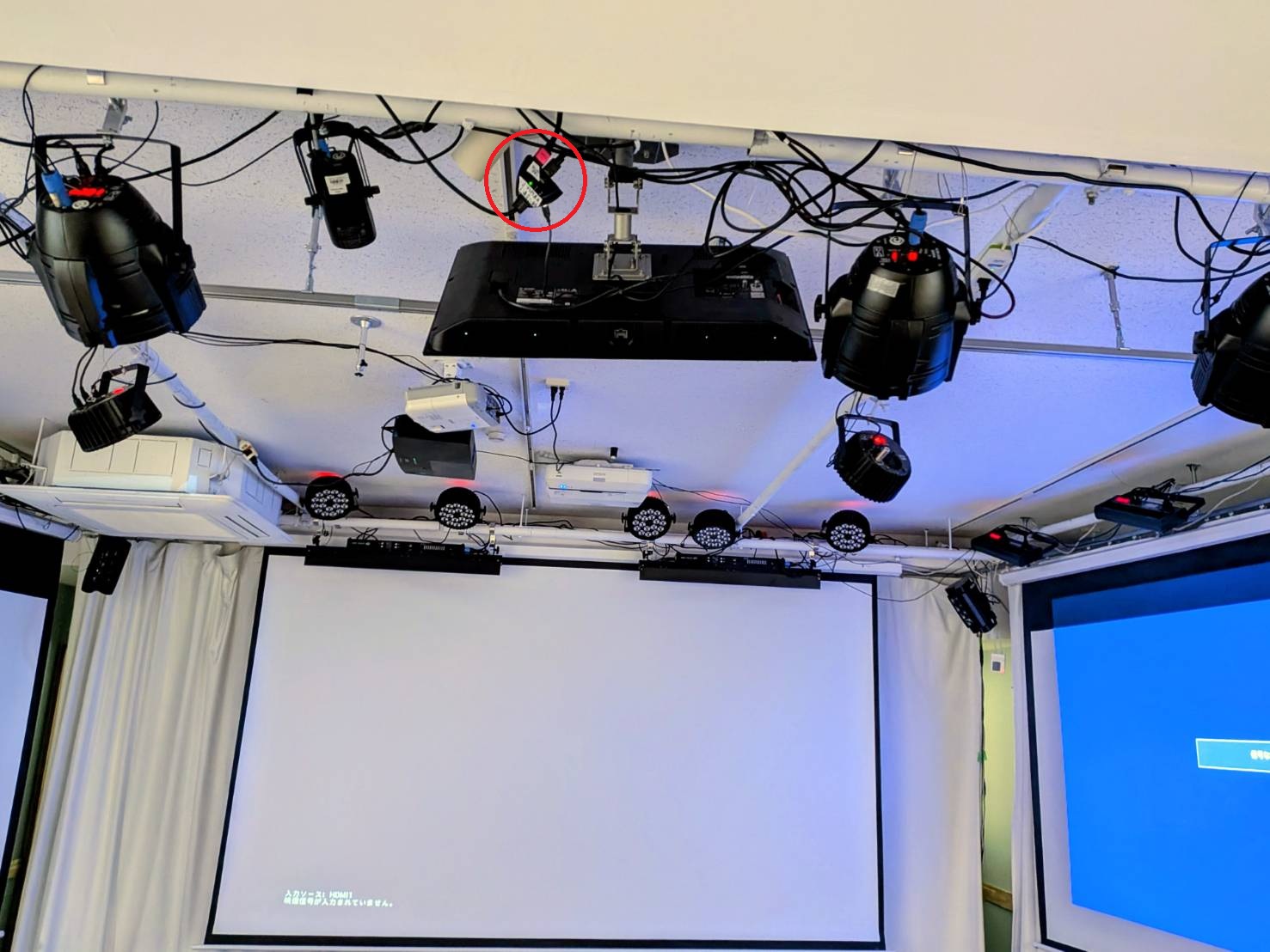 映像切替スイッチ。手動で切り替え。1がPC映像。2がカラオケ映像。