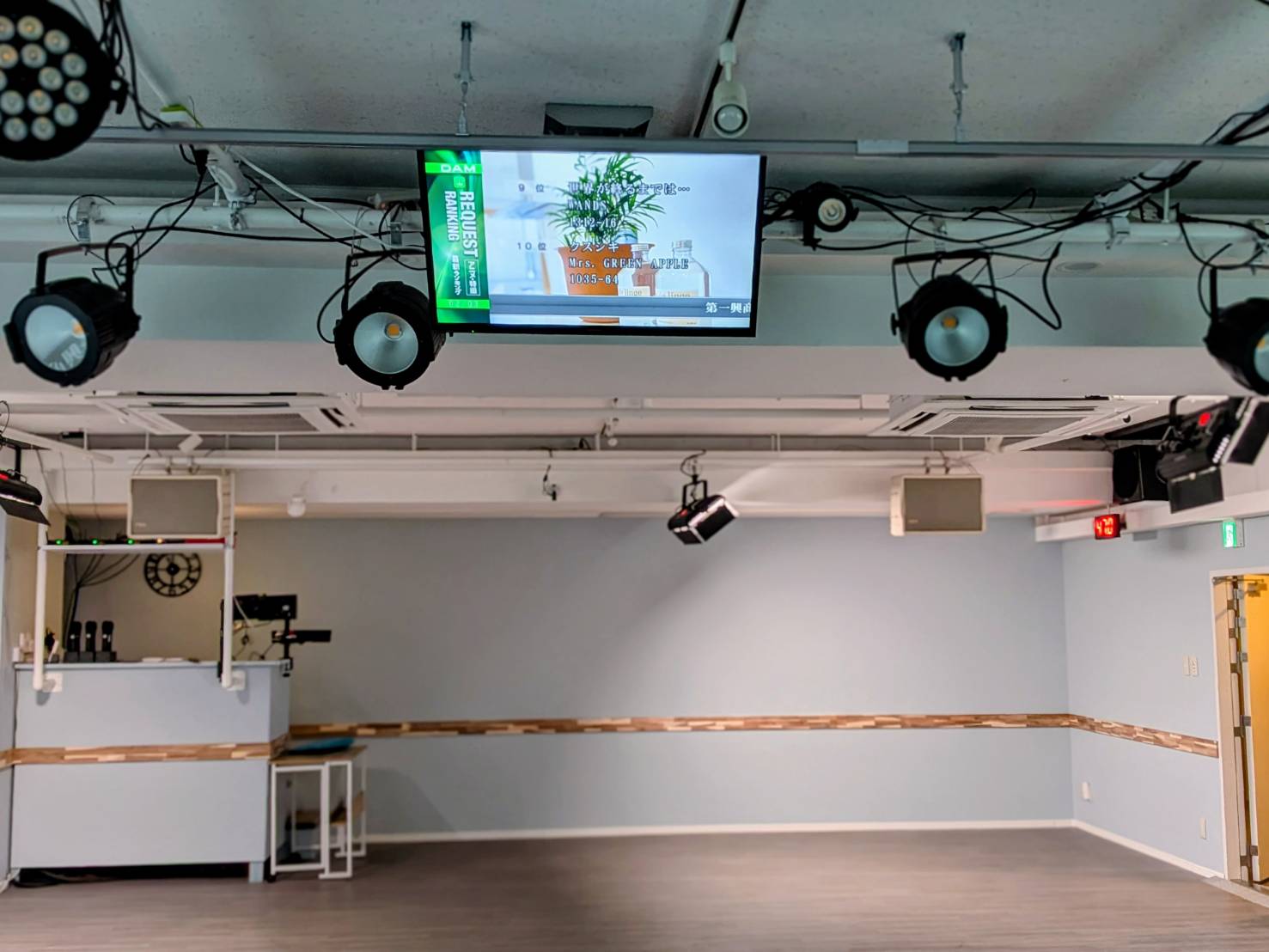 秋葉原ハンドレッド2。DAM XG-7000Ⅱ。会場モニターにカラオケ画面。