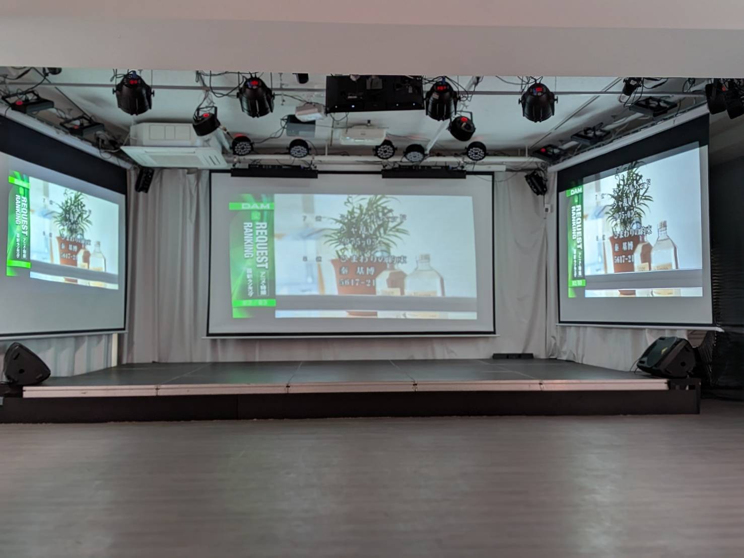 秋葉原ハンドレッド2。3面スクリーンと映像設備。カラオケイベント演出。